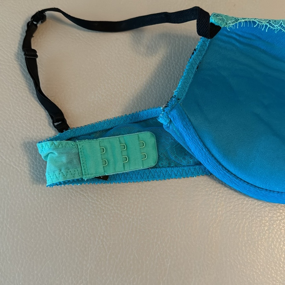 VS lightly padded blue and black lace bra size 34C - Picture 5 of 5